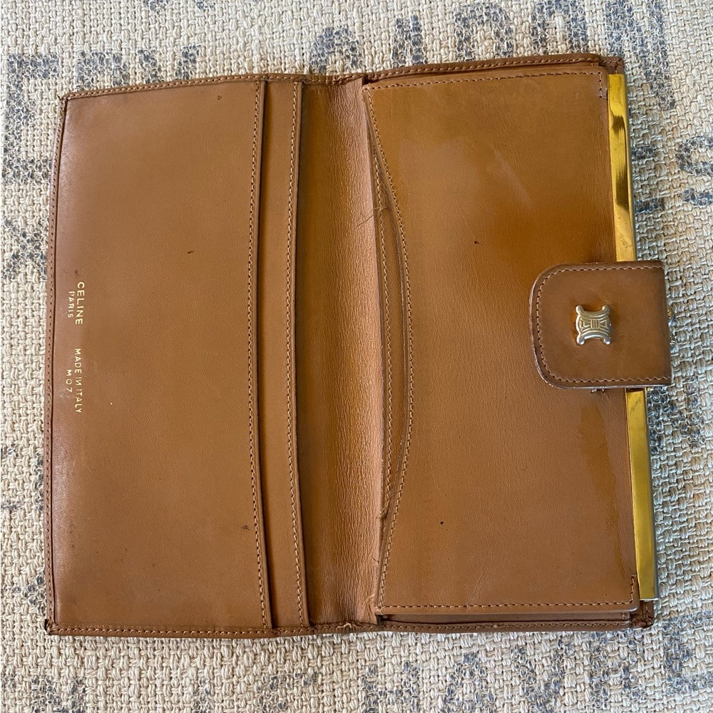 💯GUARANTEED AUTH. Celine Macadam long kisslock billfold
Great used condition. - Picture 4 of 6